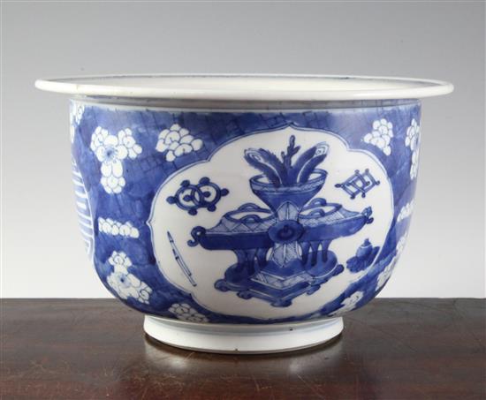 A Chinese blue and white jardinière, early 18th century, diameter 24cm, slight faults